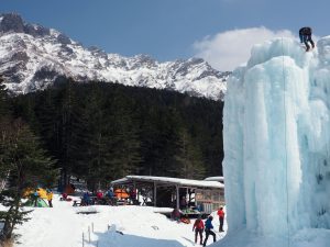 氷のオブジェと横岳